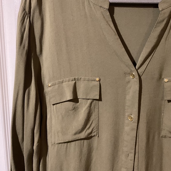 🫒Cato Olive Green Roll Tab Sleeve Button Up Blouse w/ Two Front Pockets🫒 - Picture 3 of 5